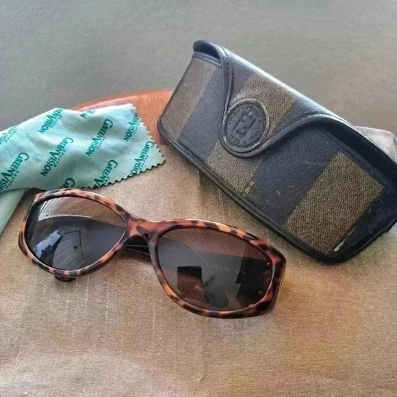 Sunglasses FENDI - Picture 1 of 15